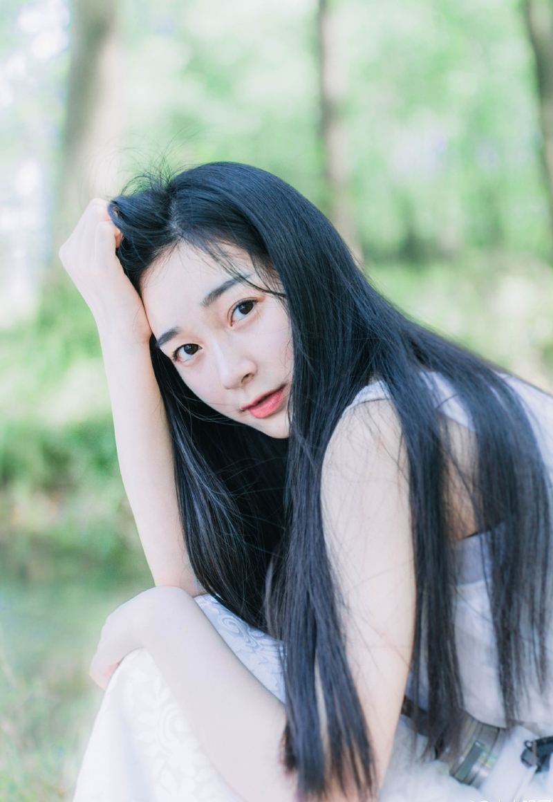 刘璝也不多言，在众人惊讶的目光中，缓缓地脱掉了身上的铠甲，露出身上几道纵横交错的伤疤。
